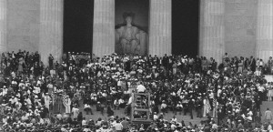 wide_crowd_in_front_of_Lincoln_Mem_-_Freed_slideshow