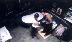 Shen Xue catches Yan Shouyi on the phone in the bathroom